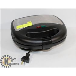 SALTON WAFFLE MAKER MO# SM1543A IN WORKING