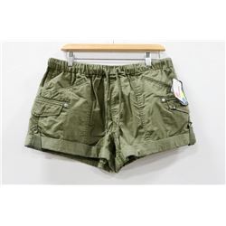 VOLCOM ARMY GREEN LADIES SHORTS SIZE LARGE.