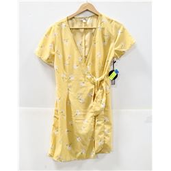 SOCIETY AMUSE FLORAL WRAP AROUND TOP SIZE MED.