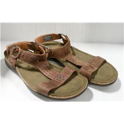 PAIR OF KEEN WOMEN'S LEATHER SANDALS. SIZE 8.