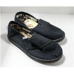 TOMS YOUTH BLACK SHOES. SIZE 11.