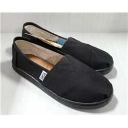 TOMS YOUTH BLACK SHOES. SIZE Y2.