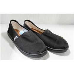 TOMS YOUTH BLACK SHOES. SIZE Y2.5.