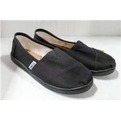 TOMS YOUTH BLACK SIZE Y1.
