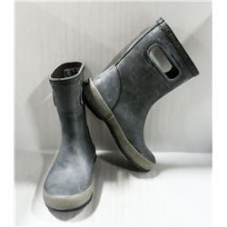 BOGS GREY YOUTH RAIN BOOTS SIZE 2.