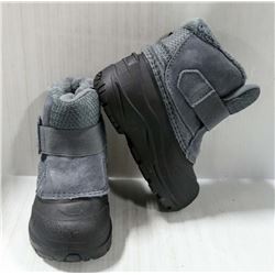 NORTHFACE YOUTH GREY WINTER BOOTS SIZE 5.