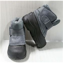 NORTHFACE YOUTH GREY WINTER BOOTS SIZE 6.