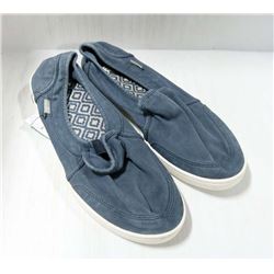 SANUK NAVY WOMEN'S SHOE SIZE 7.