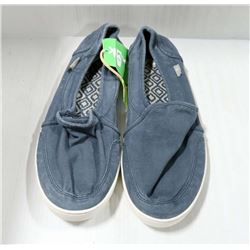 SANUK NAVY WOMEN'S SHOE SIZE 8.