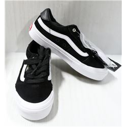 VANS BLACK AND WHITE YOUTH LACE SHOE SIZE 2.0