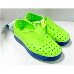 NATIVE MILLER GREEN AND BLUE YOUTH SHOE SIZE C13.