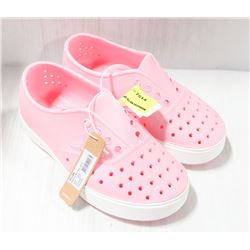 NATIVE MILLER PINK AND WHITE YOUTH SHOE SIZE C13.