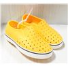 Image 1 : NATIVE MILES YELLOW AND WHITE YOUTH SHOE SIZE 13.