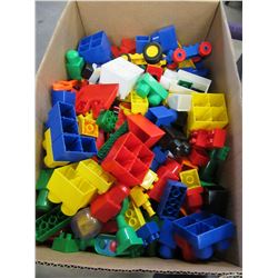 BOX WITH ASSORTED LEGO & BUILDING BLOCKS