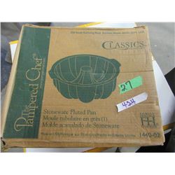 UNCLAIMED STORAGE - PAMPERED CHEF STONEWARE FLUTED PAN IN ORIGINAL BOX
