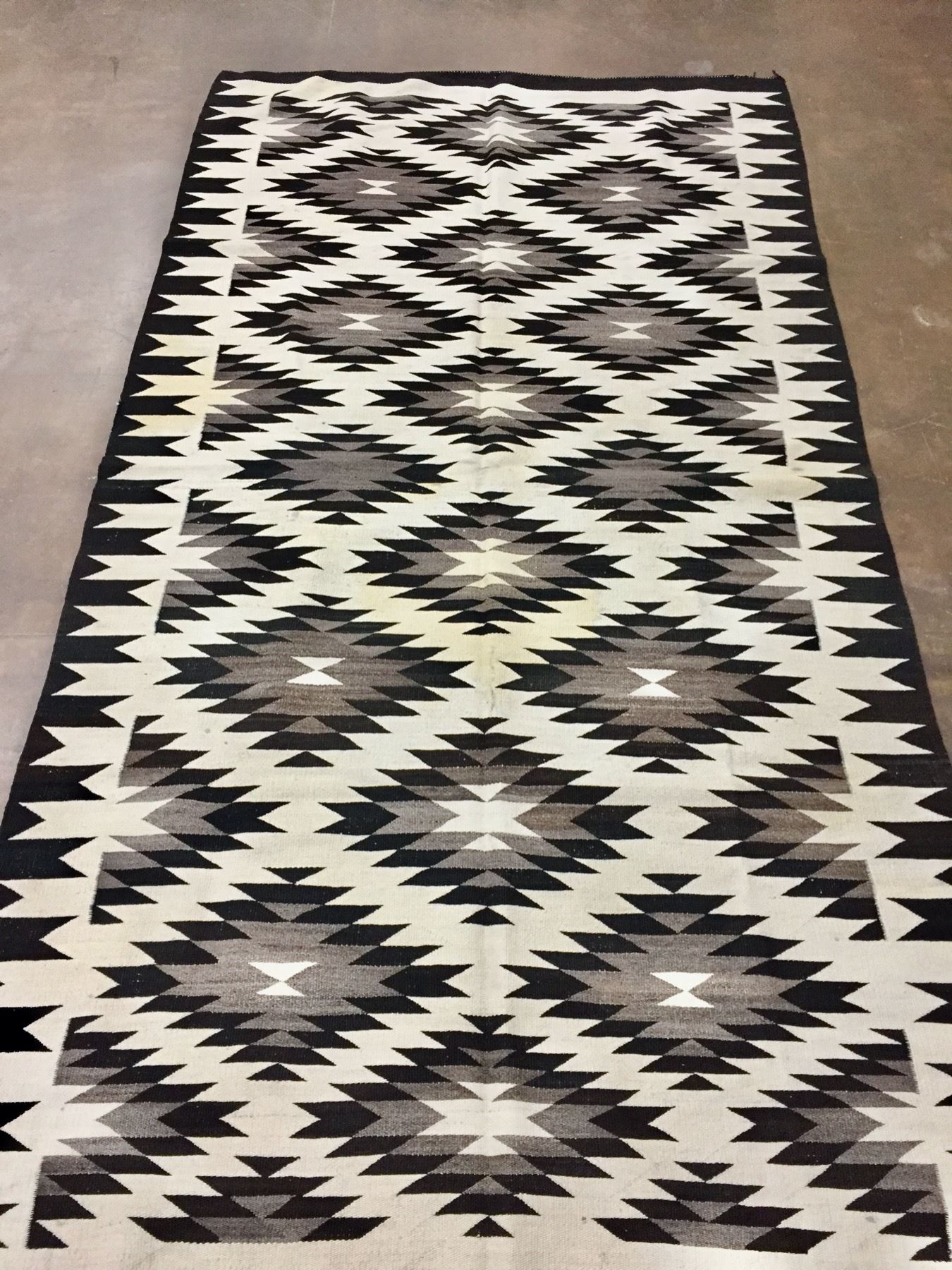 Large Eye Dazzler Diamond Pattern Navajo Rug