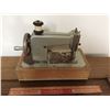 Image 2 : Childs Sewing Machine