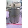 Image 5 : BA AND GULF OIL PAILS - 5 GALLON