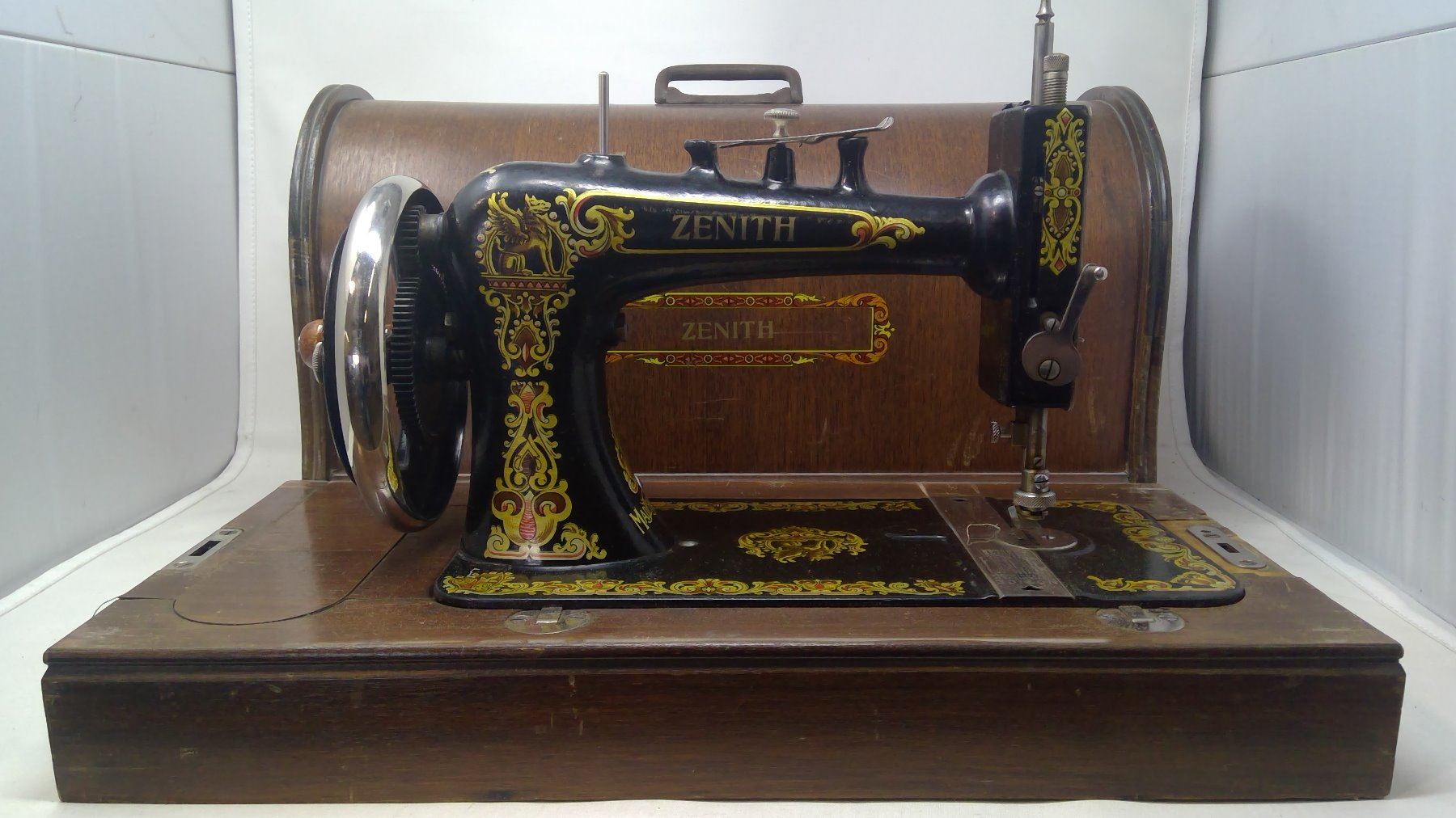 Vintage Zenith Sewing Machine - Schmalz Auctions