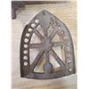 Image 3 : SMART MANUFACTURING COMPANY CANADA TRIVET, OLD CRANK