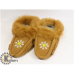 PAIR OF MOCASSINS SIZE 8 - CLOTHING