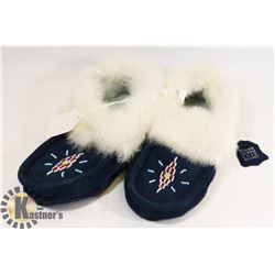PAIR OF MOCASSINS SIZE 9 - CLOTHING