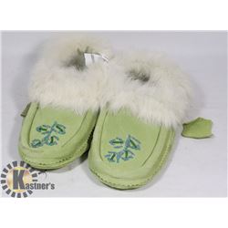 PAIR OF MOCASSINS SIZE 10 - CLOTHING