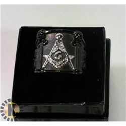 BLACK & SILVER TONED MASONIC MENS RING SIZE 10.