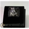 Image 1 : BLACK & SILVER TONED MASONIC MENS RING SIZE 10.