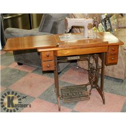 VINTAGE SINGER SEWING MACHINE IN CABINET