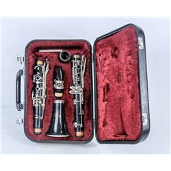 YAMAHA CLARINET WITH CASE.