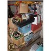 Image 2 : PALLET OF MISC HOUSEHOLD AND COLLECTIBLES
