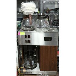 BUNN POUROMATIC COFFEE MACHINE WITH 3 POTS.