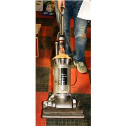 DYSON DC33 UPRIGHT VACUUM