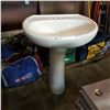 Image 2 : WHITE PEDESTAL SINK