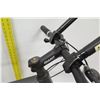 Image 8 : Giant Escape Gray Men's City Bike w/ Back Rack & Profile Handlebars