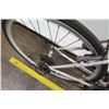 Image 11 : Roadmaster Granite Peak 18-Speed 25" Woman's Hybrid Mountain Road Bike