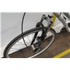 Image 18 : Roadmaster Granite Peak 18-Speed 25" Woman's Hybrid Mountain Road Bike