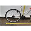 Image 2 : Roadmaster Granite Peak 18-Speed 25" Woman's Hybrid Mountain Road Bike