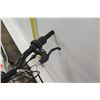 Image 8 : Roadmaster Granite Peak 18-Speed 25" Woman's Hybrid Mountain Road Bike