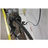 Image 9 : Roadmaster Granite Peak 18-Speed 25" Woman's Hybrid Mountain Road Bike