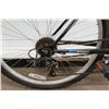 Image 3 : Roadmaster Granite Peak 18 Speed 15" Men's Hybrid Mountain Road Bike