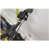 Image 9 : Roadmaster Granite Peak 18 Speed 15" Men's Hybrid Mountain Road Bike