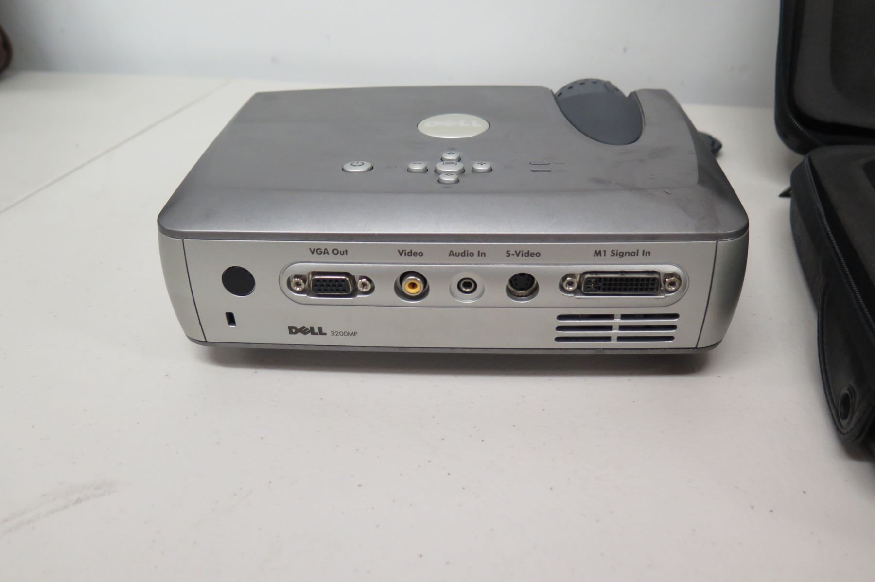Dell DLP 3200MP Laptop Projector w/ Cords, Remote & Carry Case - Oahu