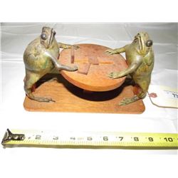 739 - Frog Decor