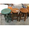 Image 2 : 2 SOLID OAK BAR STOOLS AND A GREEN SIDE TABLE