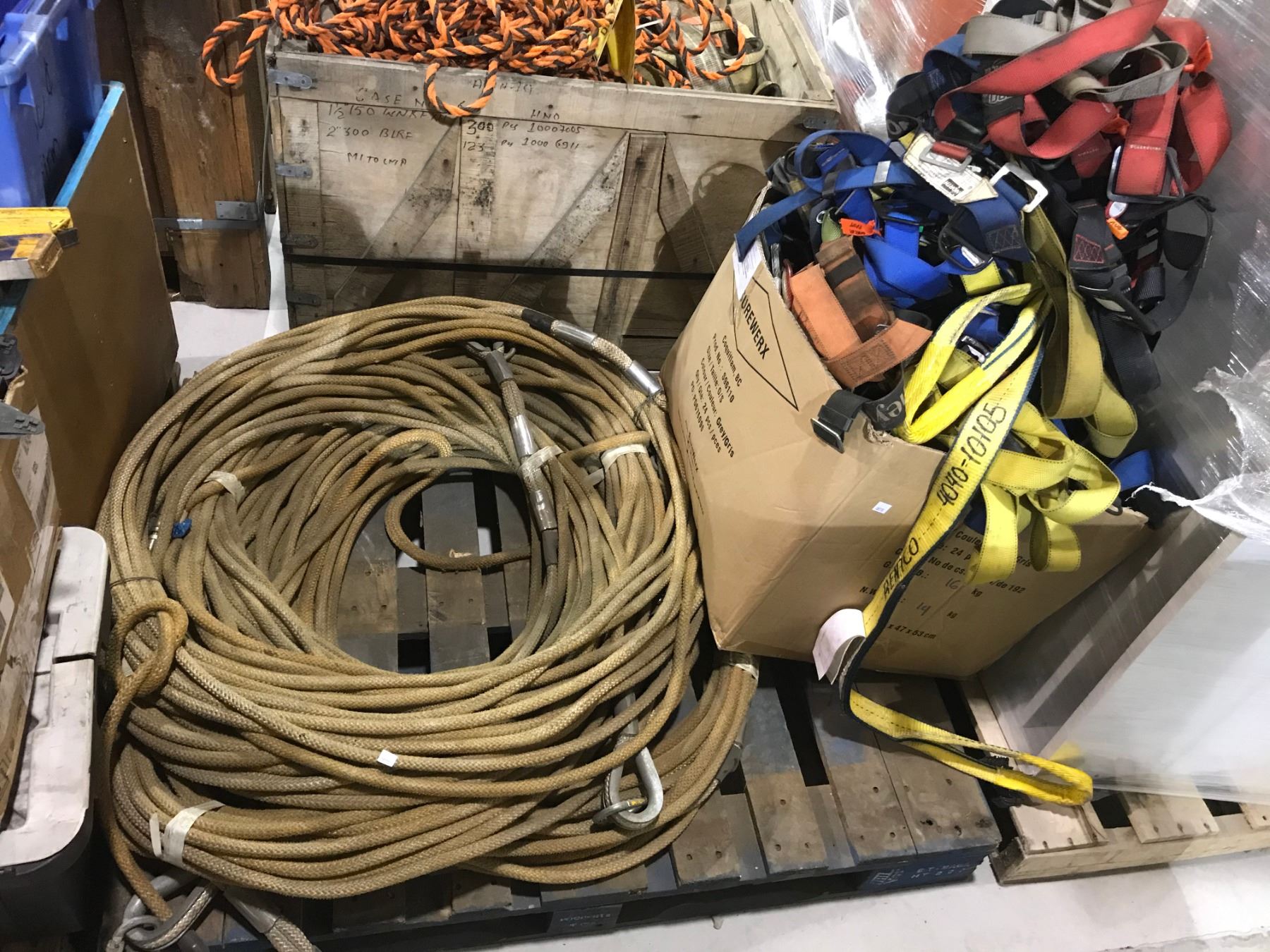 Harness Box LARGE HEAVY DUTY ROPE & LARGE BOX OF HARNESSES - Able Auctions