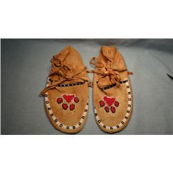 Blackfeet trim beaded moccasins