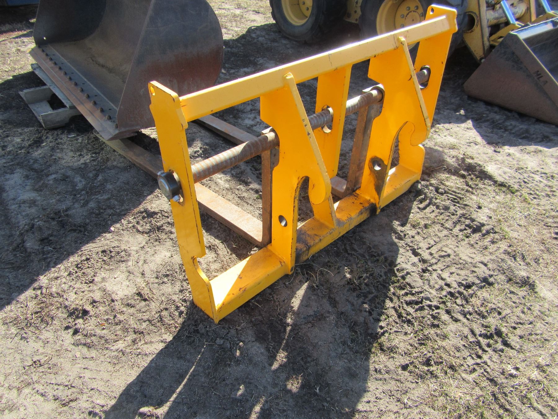 JCB 52450 TELEHANDLER C/W FORKS, SMOOTH BUCKET & HYDRAULIC BOBCAT