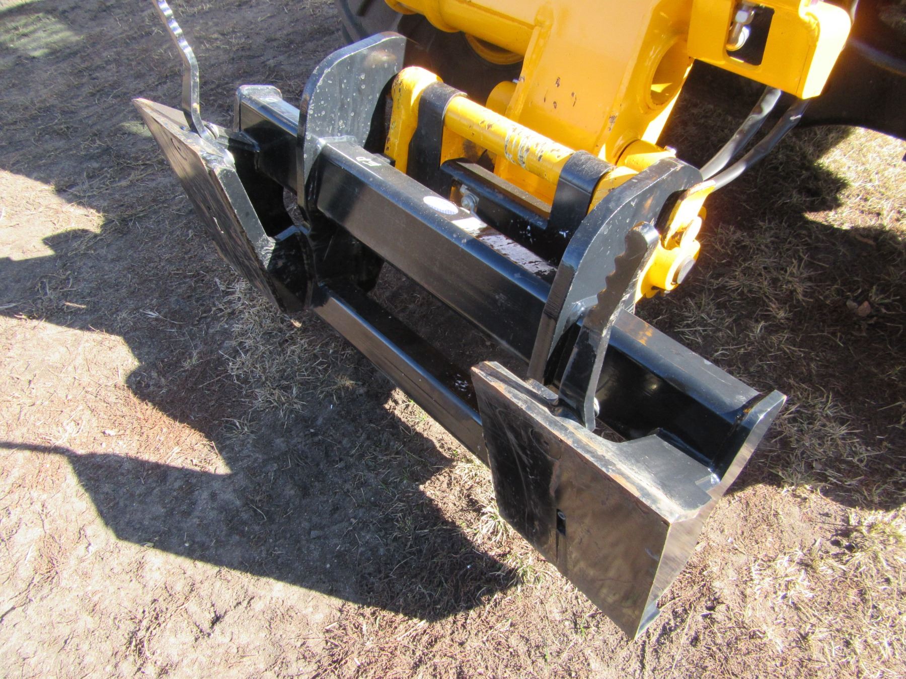 JCB 52450 TELEHANDLER C/W FORKS, SMOOTH BUCKET & HYDRAULIC BOBCAT QUICK ATTACH